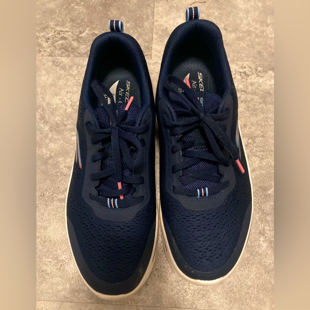 Sketchers sneakers. Women’s 8.5 WIDE WIDTH. In excellent worn condition.